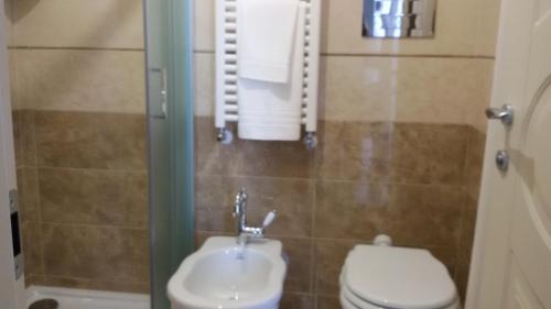a bathroom with a toilet and a sink at Daphnae House in Palma di Montechiaro