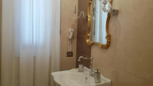 A bathroom at Daphnae House