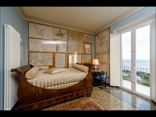 ピエーヴェ・リーグレにあるLa Casa Del Viaggiatore Luxuryのベッドルーム1室(ベッド1台、大きな窓付)