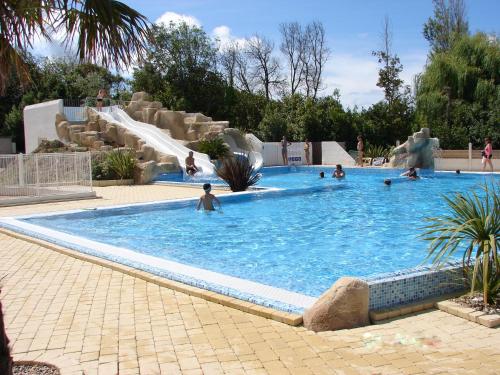 un groupe de personnes dans une grande piscine dans l'établissement Camping Phare Ouest, à Saint-Denis-dʼOléron