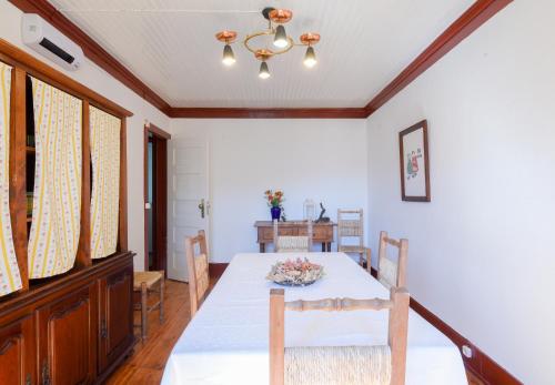 a dining room with a table and chairs at Casa Cerro da Correia in Manteigas