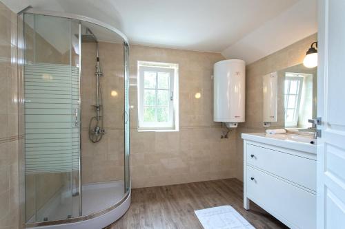 y baño con ducha y lavamanos. en Green Hill Guest House, en Berkovitsa