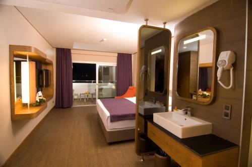 A bathroom at Casa De Maris Spa & Resort Hotel Adult Only 16 Plus