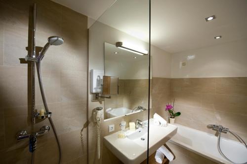 Koupelna v ubytování Hotel Leonhard