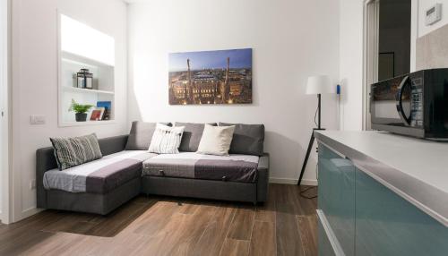 sala de estar con sofá y microondas en Italianway-Magenta en Milán