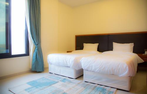 Kama o mga kama sa kuwarto sa Rama Yanbu Hotel-Suite