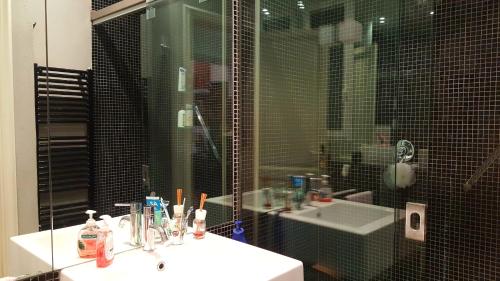 ピエーヴェ・リーグレにあるLa Casa Del Viaggiatore Luxuryのバスルーム(洗面台、鏡付)