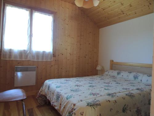 Saint-Genès-ChampespeにあるLes Feuillantinesのベッドルーム1室(ベッド1台、大きな窓付)