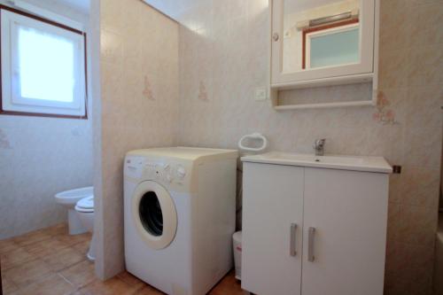 ロザスにあるBravamar 3-Bのバスルーム(洗濯機、シンク付)