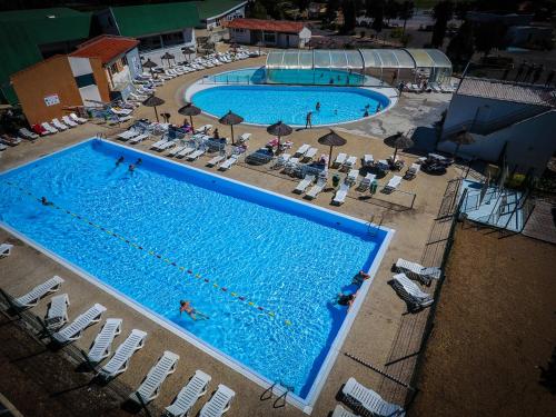 una vista aérea de dos piscinas con gente en ellas en Village Vacances Les Genêts, en Léon