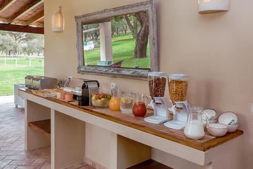 un mostrador largo con comida y bebidas. en Casa das Cegonhas, en Vale de guiso