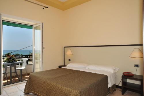 Säng eller sängar i ett rum på Cala Saracena Resort