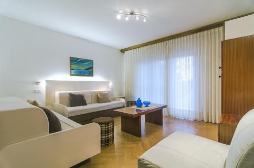 salon z łóżkiem i kanapą w obiekcie Apartments Lada 1217 w mieście Premantura