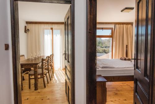 ein Esszimmer mit einem Tisch und ein Schlafzimmer in der Unterkunft The Lion's Residence in Weliko Tarnowo