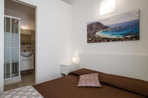 um quarto com uma cama com uma fotografia na parede em Ai Lattarini House em Palermo