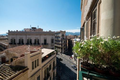 a view of a city street with buildings at Ai Lattarini House in Palermo