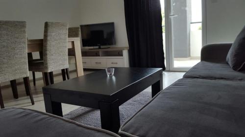 Televízia a/alebo spoločenská miestnosť v ubytovaní apartmani mihaljević