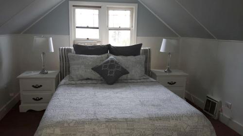 Una cama o camas en una habitación de Campbell Cottage B&B
