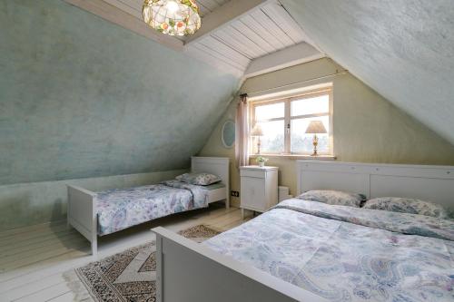 1 dormitorio con 2 camas y ventana en House in the City, en Tallin