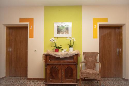 a room with two doors and a table and a chair at Willi's Bauernhof in Leiben