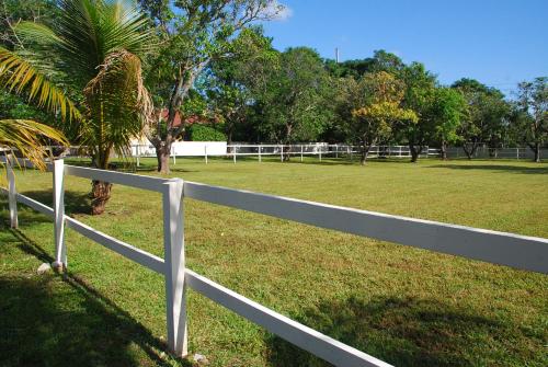 Taman di luar La Finca