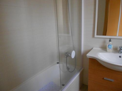 Een badkamer bij Playa Sol II Apartment