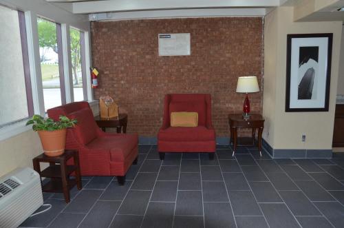 Χώρος καθιστικού στο Americas Best Value Inn Augusta Historic Downtown