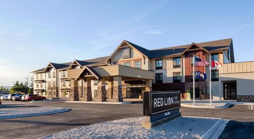 a hotel with a sign in front of a parking lot at Red Lion Ridgewater Inn & Suites Polson in Polson