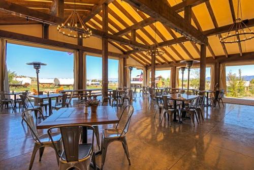 Restorāns vai citas vietas, kur ieturēt maltīti, naktsmītnē Conestoga Ranch Glamping Resort