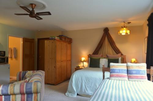 1 dormitorio con 2 camas y ventilador de techo en At Nautica Tigh private keypad entrances en Qualicum Beach