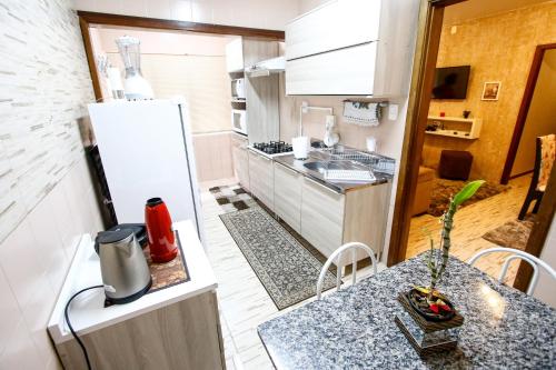ครัวหรือมุมครัวของ Apartamento Aconchegante Na Serra