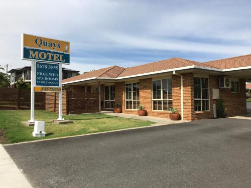 a motel sign in front of a building at Quays Motel San Remo in San Remo