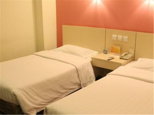 
A bed or beds in a room at Beijing Xihua Hotel
