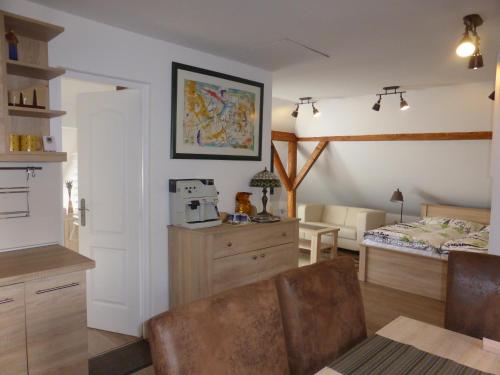 a living room with a kitchen and a bedroom at Tündérgyöngye Apartmanház in Zirc