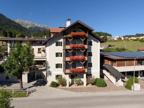 um edifício com caixas de flores ao lado em Kasperhof Appartements Innsbruck Top 1 - 5 em Innsbruck