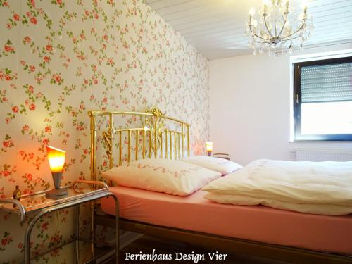 Een bed of bedden in een kamer bij Lehmgefühl, Design Vier, La Petite Maison