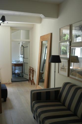 a living room with a couch and a table at Auberge de Campveerse Toren in Veere