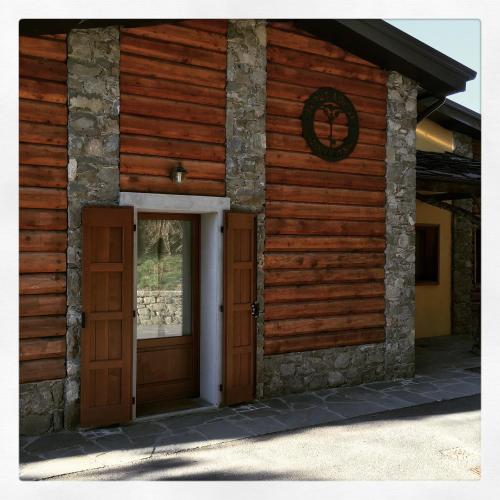 a wooden building with a door and a window at Trout Lodge in Collagna
