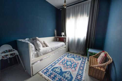Tempat tidur dalam kamar di Ca n'Alorda Holiday Home Cala Llombards piscina, wifi, seguridad y relax