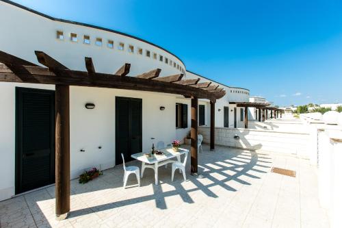 a patio with a table and chairs on a building at Complesso Gardencasa in Torre Suda