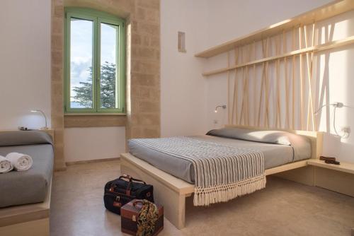 CasamassellaにあるLa Filanda Salentoのベッドルーム(ベッド1台、窓付)