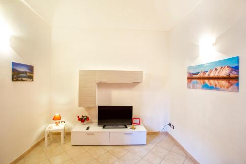 Cette chambre blanche dispose d'un bureau avec un ordinateur. dans l'établissement Residence Barbara, à Trapani