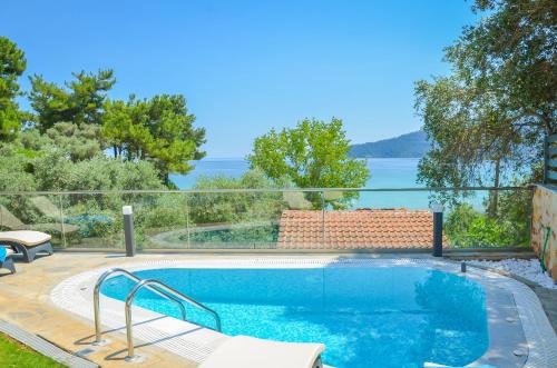 een zwembad met uitzicht op het water bij Luxury Villa Efi Thasos in Chrysi Ammoudia