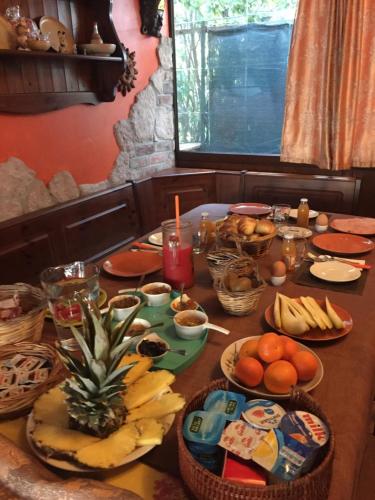een tafel met veel borden eten erop bij B&B Etna House in Nicolosi