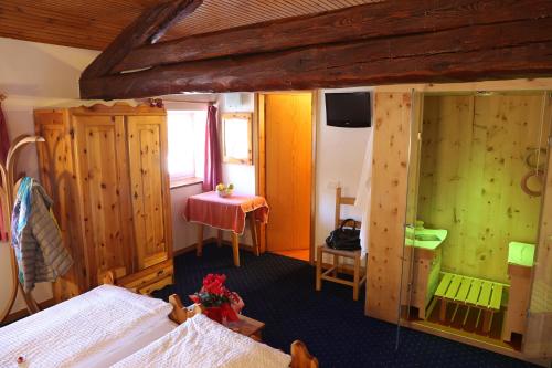 a bedroom with a bed and a table in a room at Albergo Due Spade in Caldonazzo