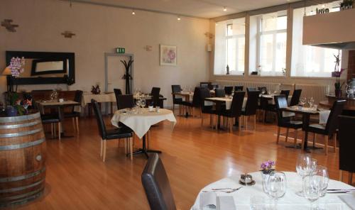 Un restaurante u otro lugar para comer en Auberge au Cavalier