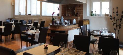 Un restaurante u otro lugar para comer en Auberge au Cavalier
