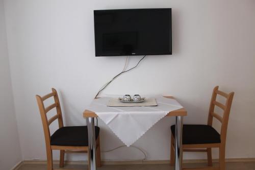 Apartments and rooms Lenaにあるテレビまたはエンターテインメントセンター