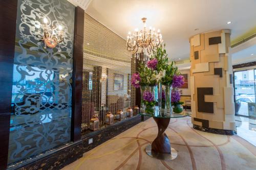 a lobby with a vase of flowers on a table at Boudl Al Woroud بودل الورود in Riyadh