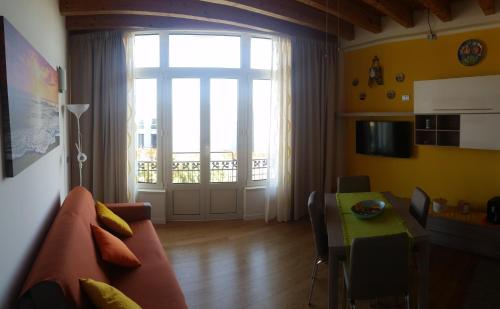 ein Wohnzimmer mit einem Sofa und einem Tisch in der Unterkunft Savonaamare in Savona